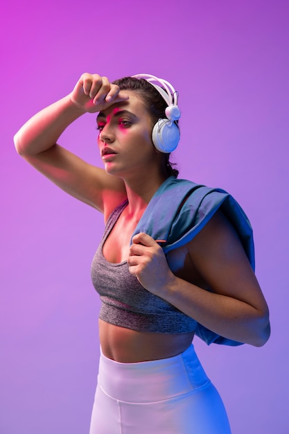 ヘッドフォンをつけて運動する若い女性