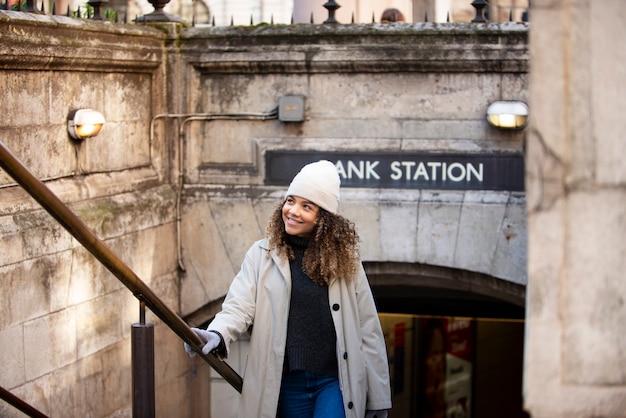Foto gratuita giovane donna che esce dalla metropolitana della città