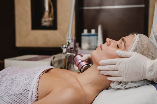 Free photo young woman getting a cosmetic treatment at the wellness center