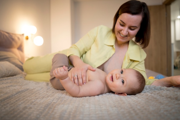 赤ちゃんを母乳で育てる準備をしている若い女性