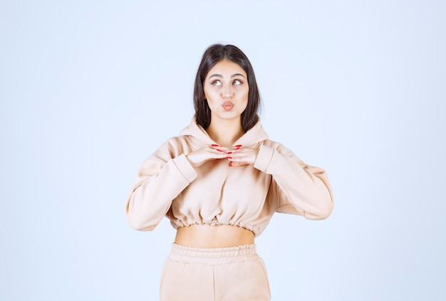 Free photo young woman giving neutral and pretty poses