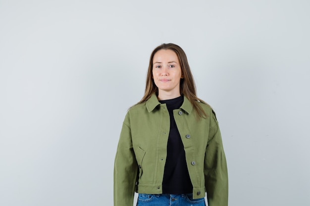 Молодая женщина в зеленой куртке и свежий взгляд, вид спереди.