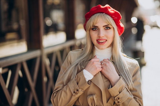 赤いフレンチベレー帽で幸せな若い女性