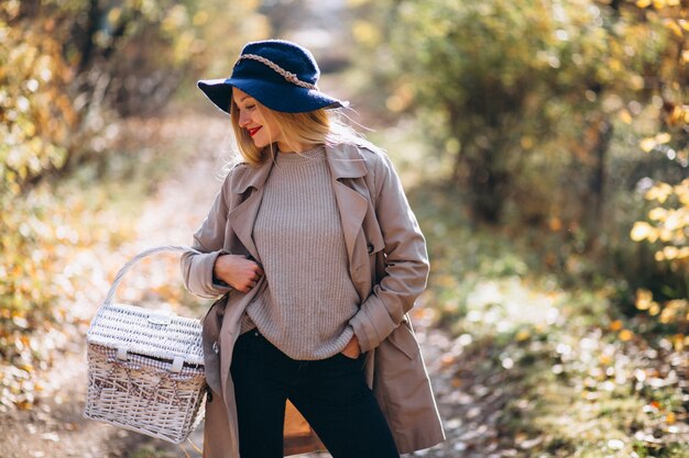 Молодая женщина в шляпе в Осенний парк