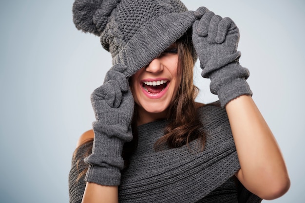 Foto gratuita la giovane donna si diverte con l'abbigliamento invernale