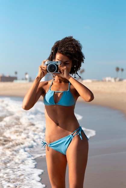 해변에서 즐거운 시간을 보내는 젊은 여성
