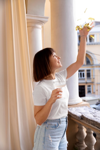 Foto gratuita giovane donna che si diverte a una festa