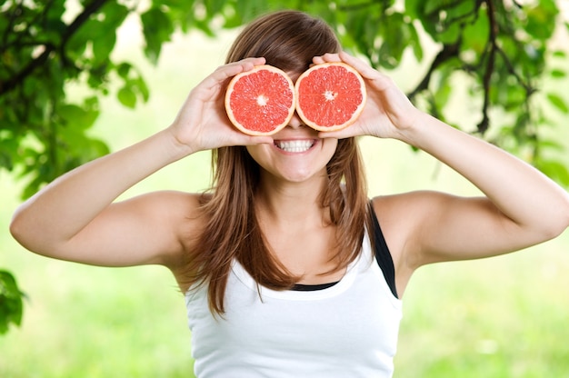 Молодая женщина весело с фруктами