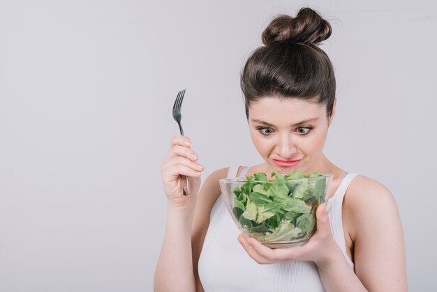 健康的な食事を持つ若い女性