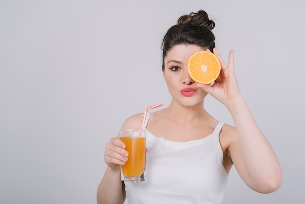 健康的な食事を持つ若い女性