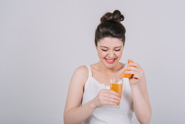 Giovane donna con un pasto sano