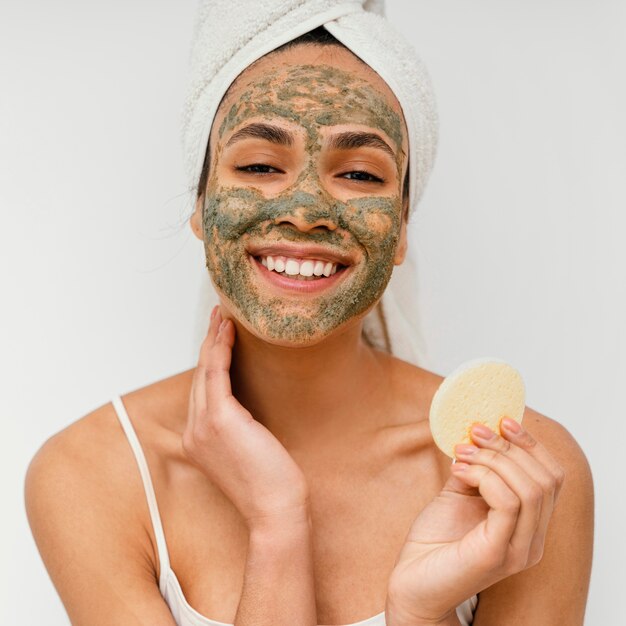 Giovane donna con una maschera fatta in casa sul viso