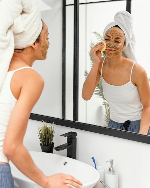 Giovane donna con una maschera fatta in casa sul viso