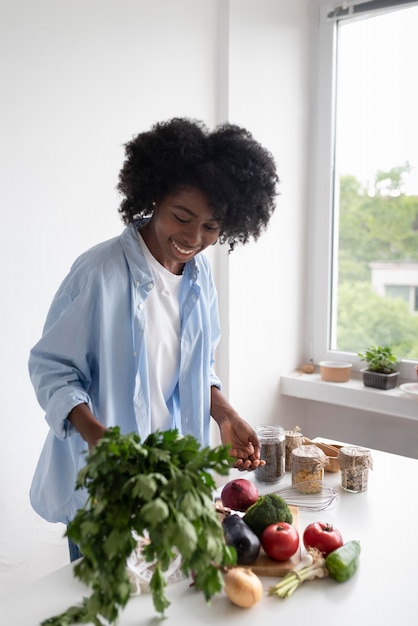 Free photo young woman having a sustainable lifestyle