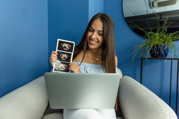 Giovane donna che ha una videoconferenza