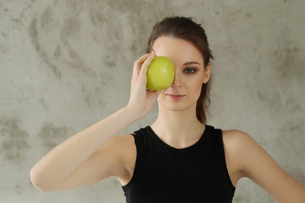 リンゴを保持している若い女性