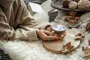 Free photo young woman holding a cup of tea