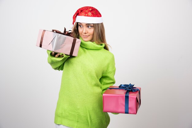 Молодая женщина, держащая праздничные рождественские подарки.