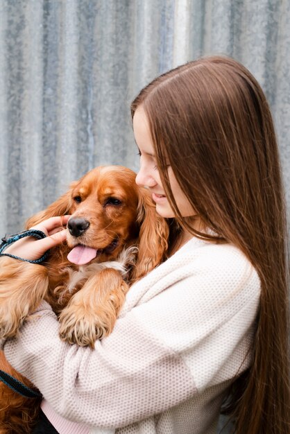 彼女の子犬を保持している若い女性