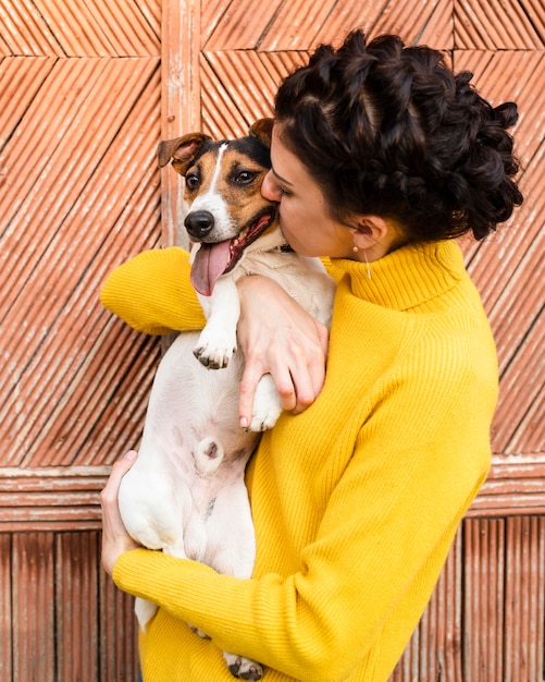 彼女の子犬を保持している若い女性