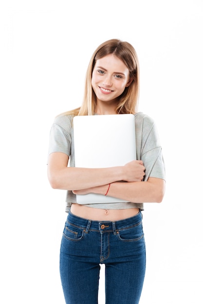 Молодая женщина, держащая портативный компьютер