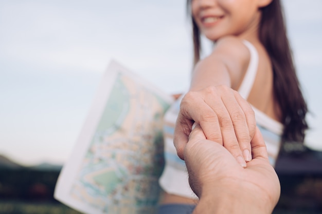 무료 사진 젊은여자가 남자의 손을 잡고 휴가 여행