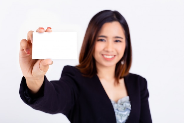 Молодая женщина, держащая кредитную карту макета в руке