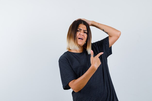 白いtシャツ 腰に手でポーズのスカートの少女 無料の写真