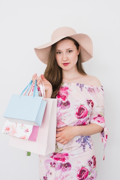 Free photo young woman holding shopping bags