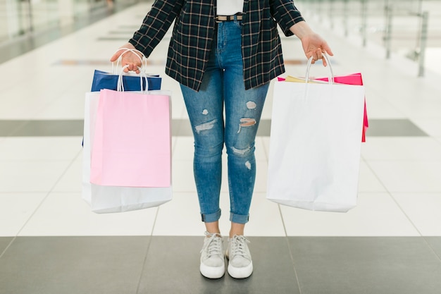 Foto gratuita sacchetti della spesa della tenuta della giovane donna