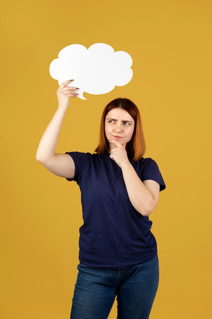 Free photo young woman holding a thought bubble