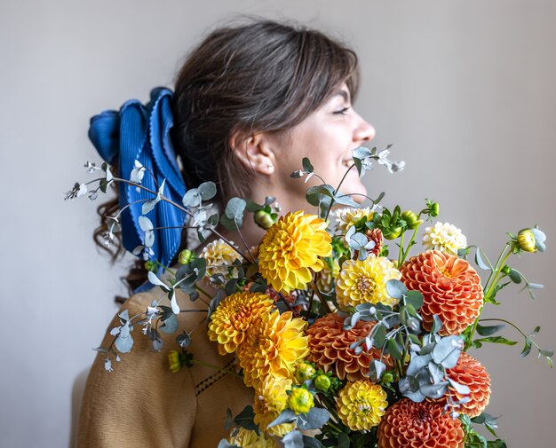 若い女性が菊の花束を持っています