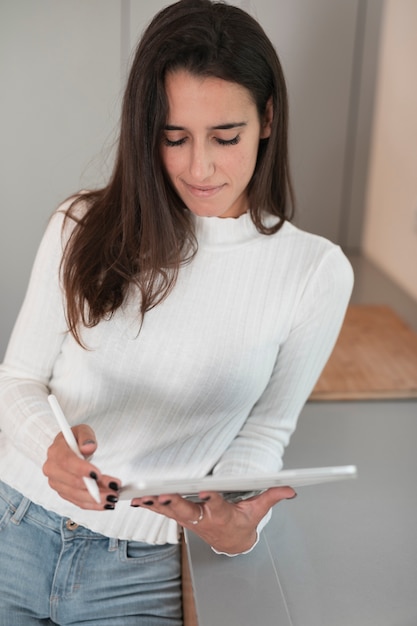 Free photo young woman at home mock-up