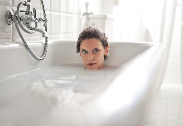Бесплатное фото Молодая женщина в старинной ванне