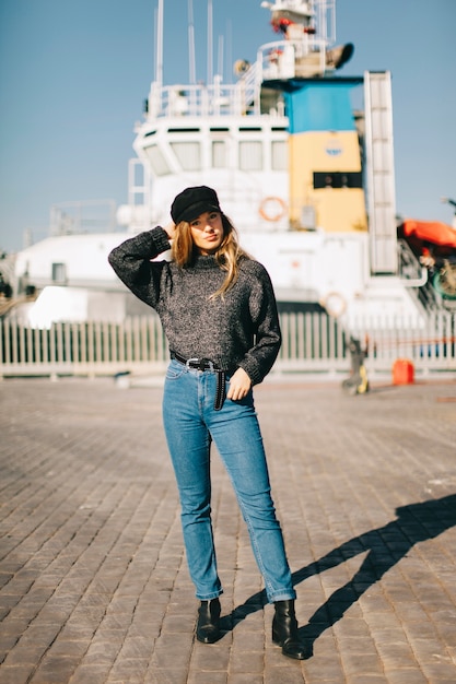 Бесплатное фото Молодая женщина перед кораблем