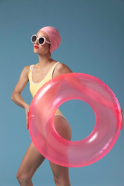 Бесплатное фото Молодая женщина в купальнике с плавательным кольцом