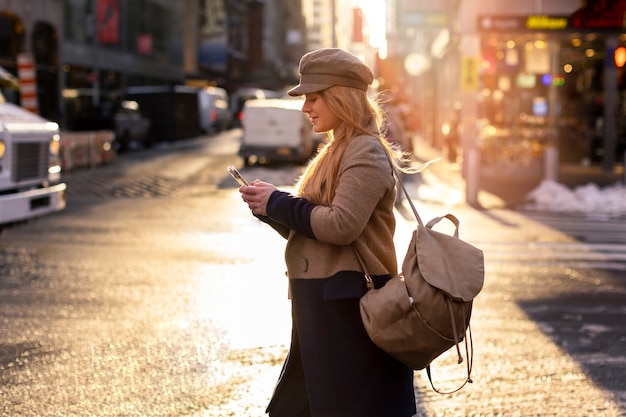 Бесплатное фото Молодая женщина в нью-йорке в дневное время
