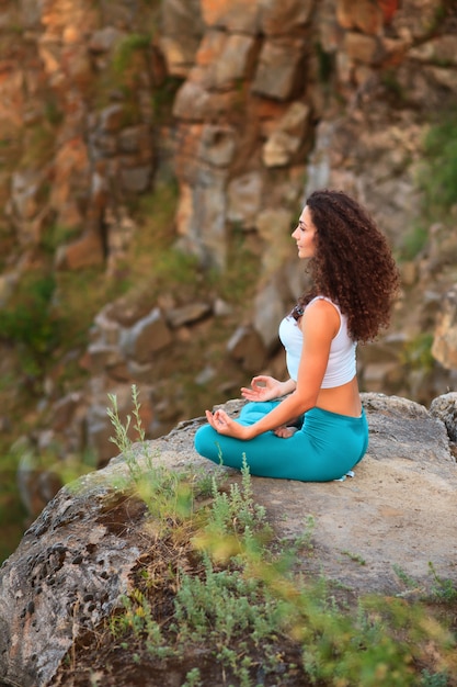 La giovane donna sta praticando yoga