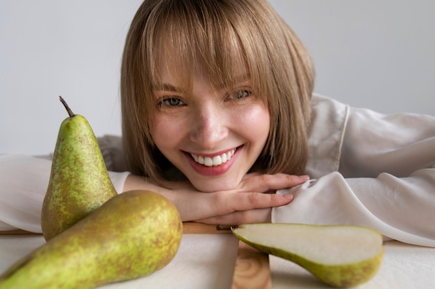 Foto gratuita ritratto succoso di giovane donna