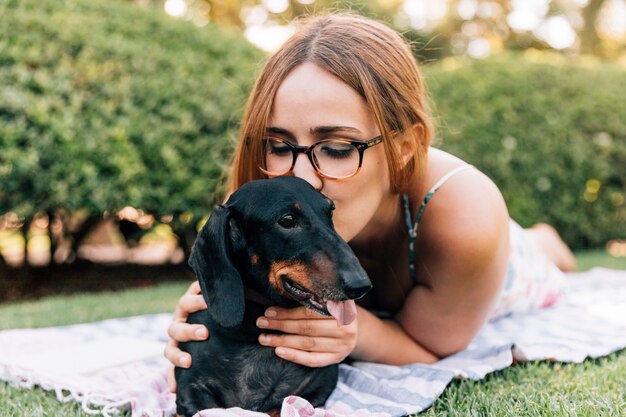 그녀의 귀여운 강아지를 키스하는 젊은 여자