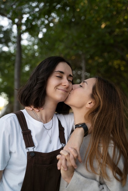 彼女のガールフレンドにキスする若い女性