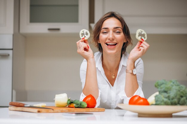 Young woman at kitchen cooking breakfast