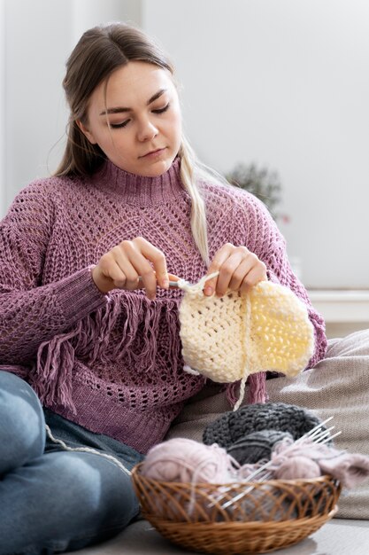 リラックスしながら編み物をする若い女性