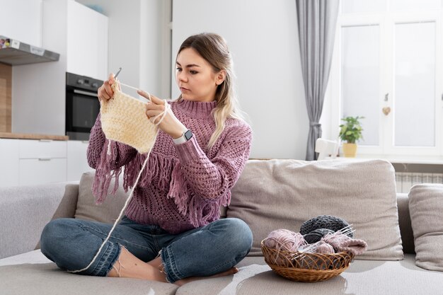 リラックスしながら編み物をする若い女性