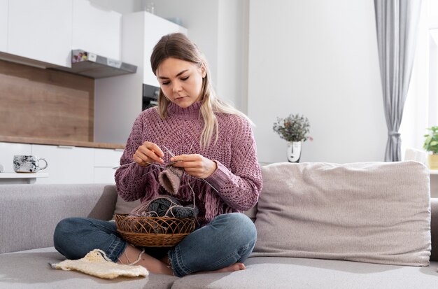 リラックスしながら編み物をする若い女性