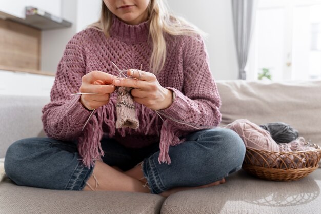 휴식을 취하면서 뜨개질을 하는 젊은 여성