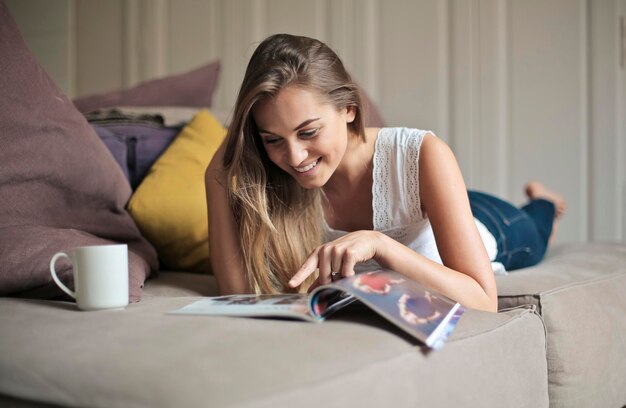 若い女性が雑誌をめくります