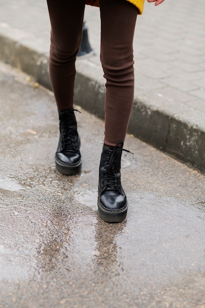 Ноги молодой женщины в дождливый день