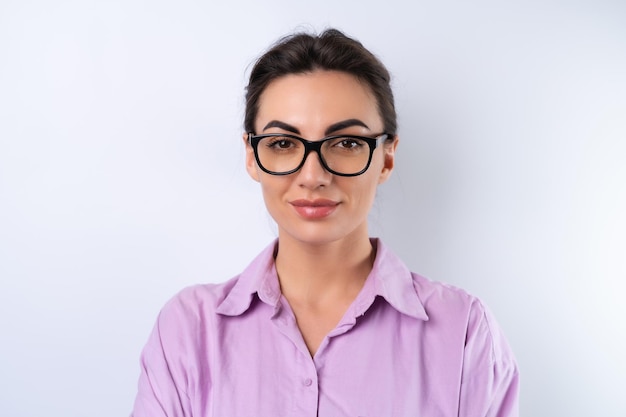 Foto gratuita giovane donna in una camicia lilla su sfondo bianco in occhiali per la visione allegro positivo di buon umore