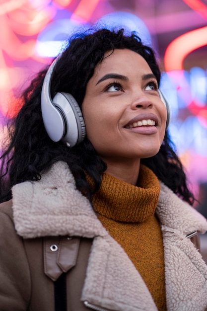 ヘッドフォンで音楽を聴いている若い女性